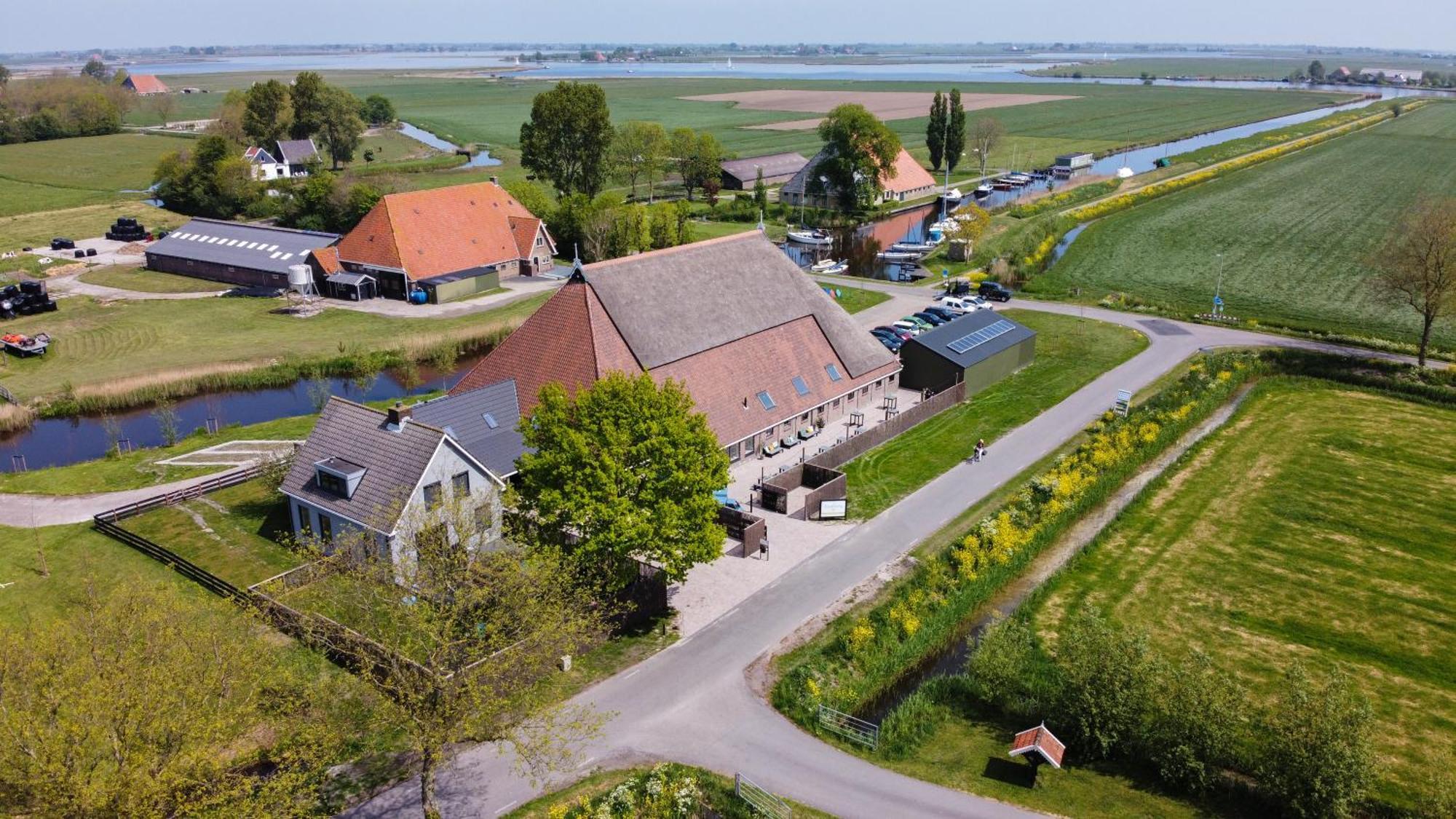 Groepsaccommodatie Fries En Fruitig Nijhuizum Exterior photo